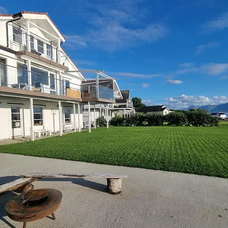 Island Seafront Garden Apartment Tromsø