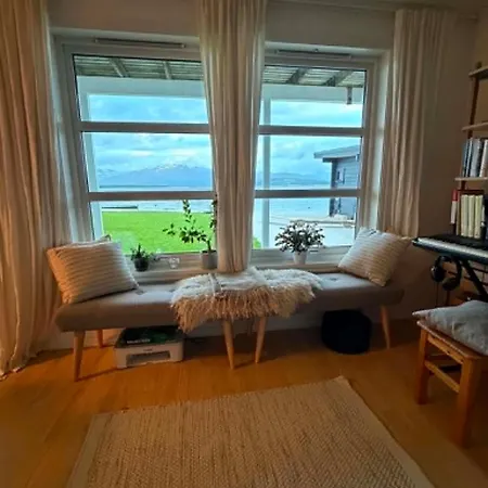 Island Seafront Garden Apartment Tromsø